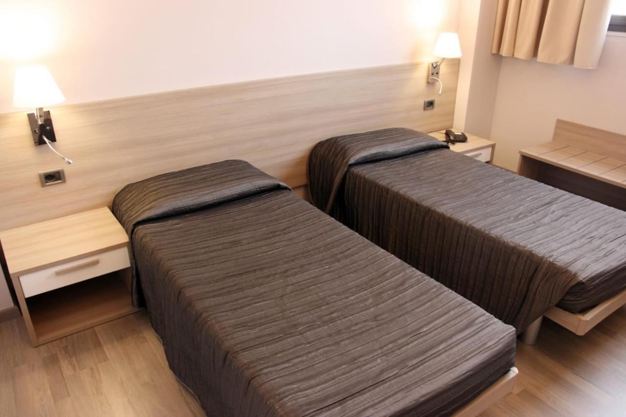 Hotel Meuble' Atlantic Treviglio Buitenkant foto