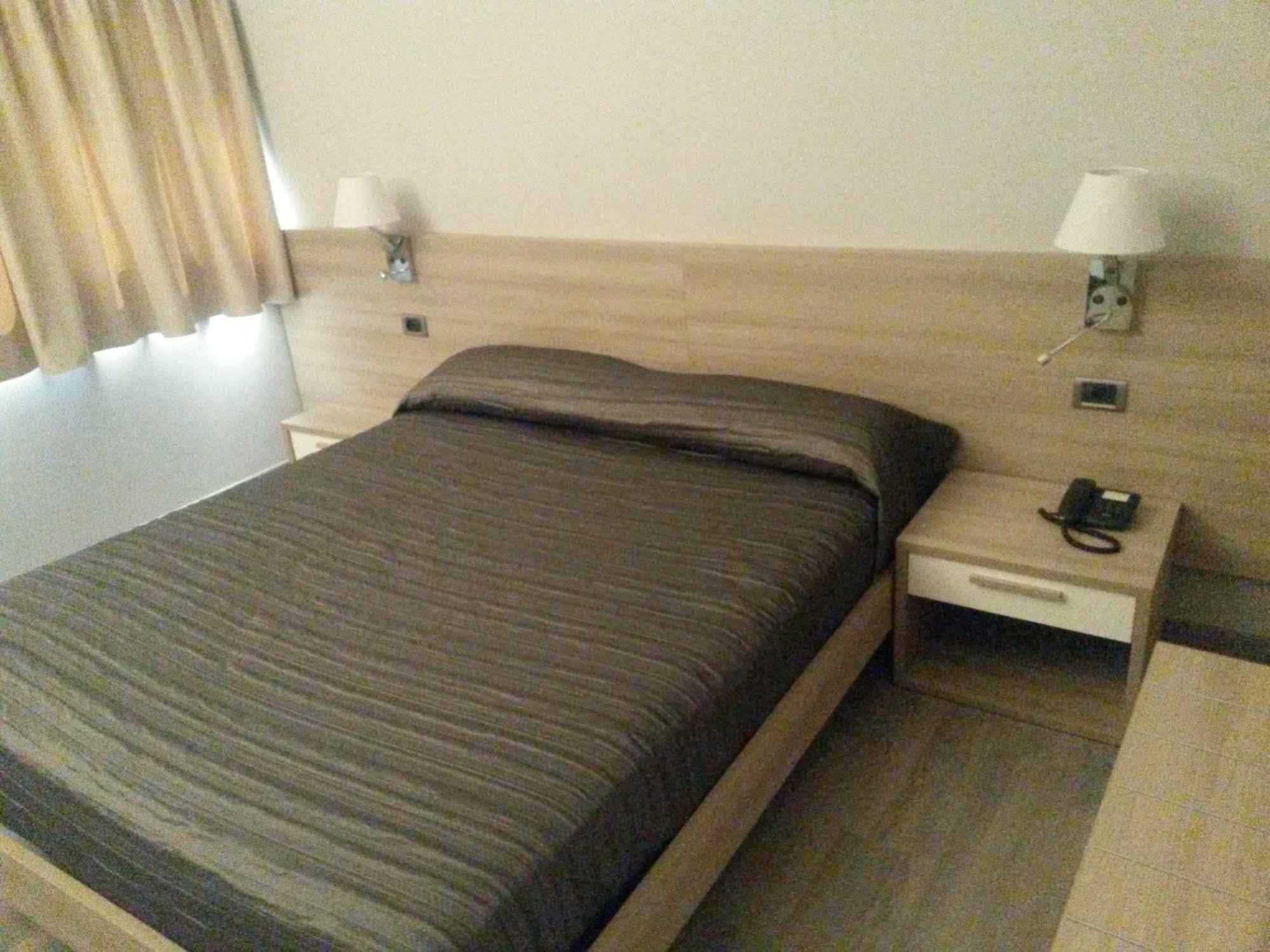 Hotel Meuble' Atlantic Treviglio Buitenkant foto