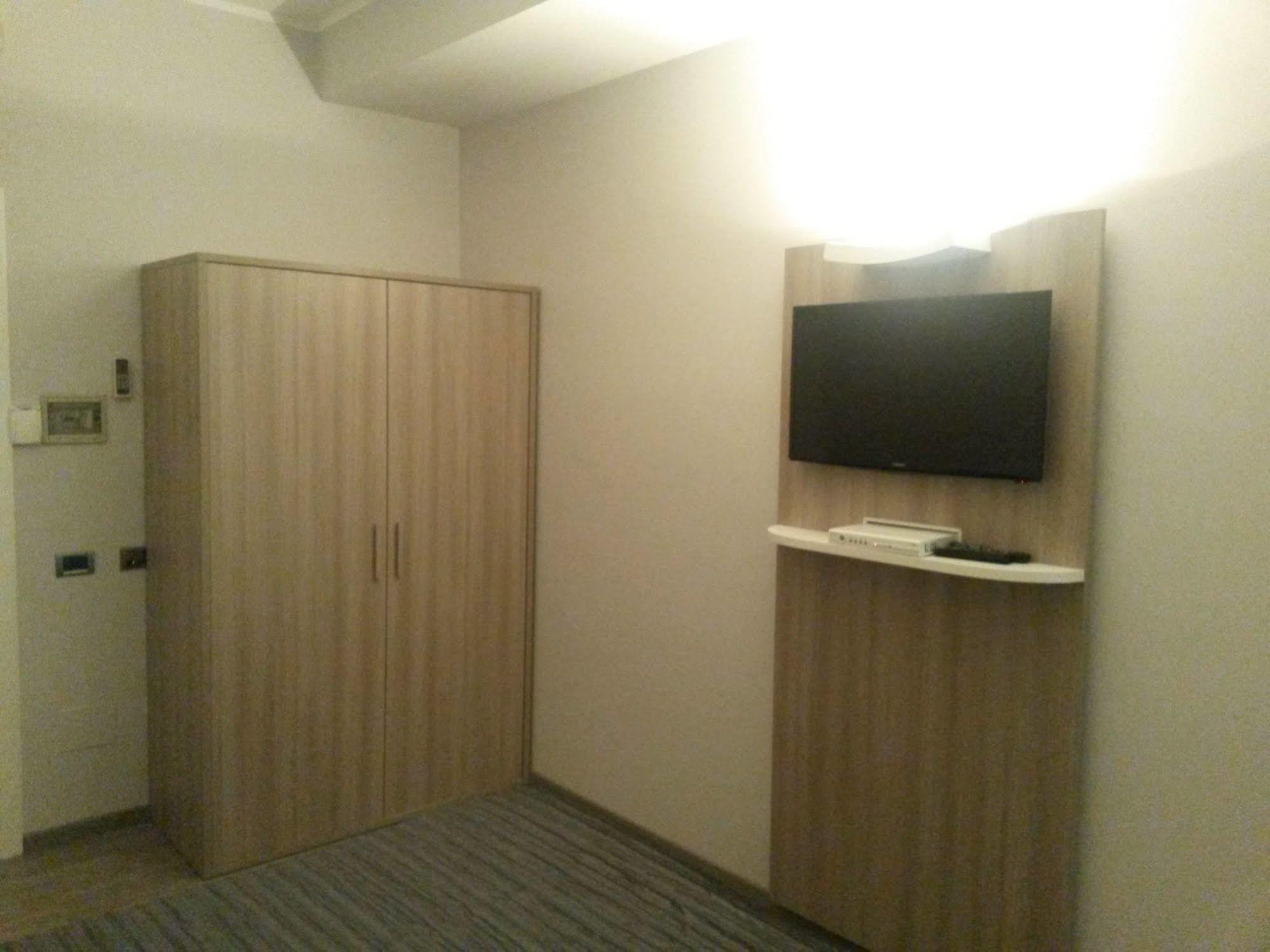 Hotel Meuble' Atlantic Treviglio Buitenkant foto